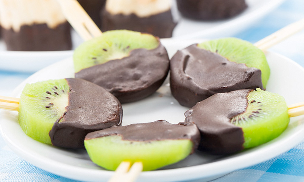 Lee más sobre el artículo Piruletas de kiwi bañadas en chocolate